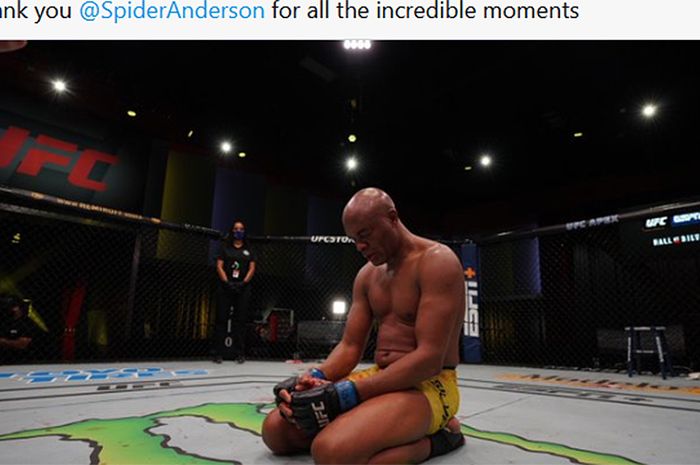 Presiden UFC, Dana White, mengucapkan terima kasih kepada eks juara kelas menengah, Anderson Silva, setelah laga terakhir pada UFC Vegas 12 di UFC Apex, Amerika Serikat, Sabtu (31/10/2020).