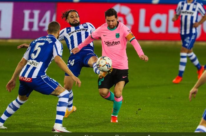 Lionel Messi sempat frustrasi dan menendang bola ke arah wasit setelah Barcelona tertinggal dari Alaves di babak pertama.