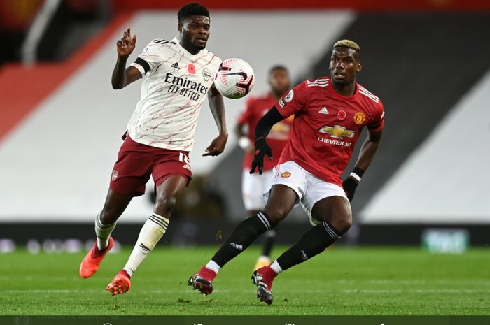 Duel  antara Thomas Partey dan Paul Pogba menghiasid pertandingan antara Manchester United dan Arsenal di Old Trafford, Minggu (1/11/2020).