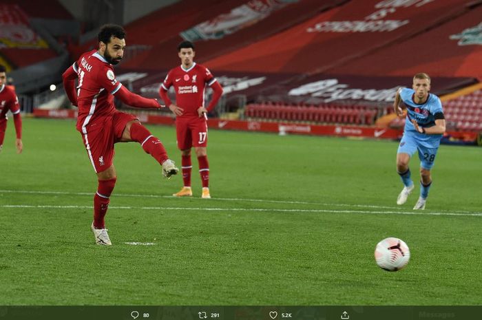 Penyerang Liverpool, Mohamed Salah, disebut telah melecehkan legenda Manchester United lewat gol tendangan penalti ke gawang West Ham United.