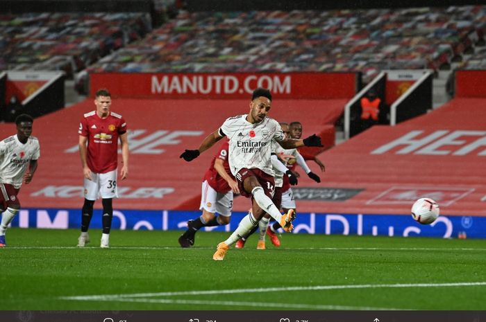 Penyerang Arsenal, Pierre-Emerick Aubameyang, sukses mengukir sejarah usai mencetak gol penalti ke gawang Manchester United di Old Trafford.