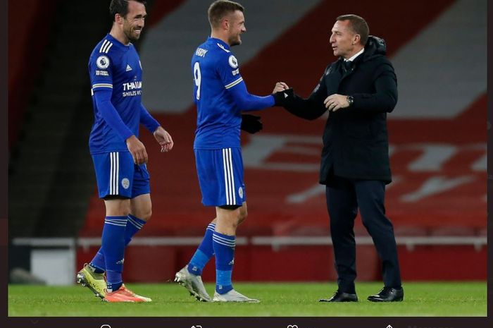 Pelatih Leicester City, Brendan Rodgers,  menyalami Jamie Vardy dalam partai pekan ke-7 Liga Inggris kontra Leeds United, 2 November 2020.