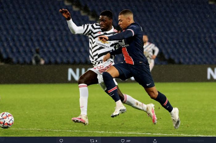 Axel Tuanzebe beraksi melawan Kylian Mbappe dalam laga antara Manchester United dan Paris Saint-Germain.