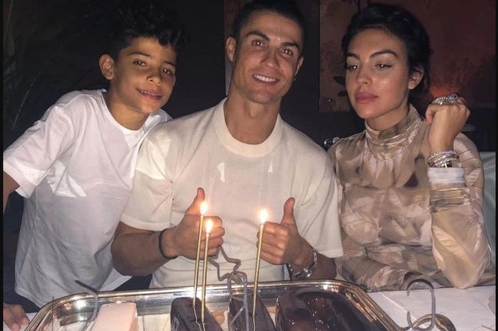 Cristiano Ronaldo Jr (kiri), Cristiano Ronaldo (tengah), dan Georgina Rodriguez (kanan) di Cas Fiore, Turin, Italia.