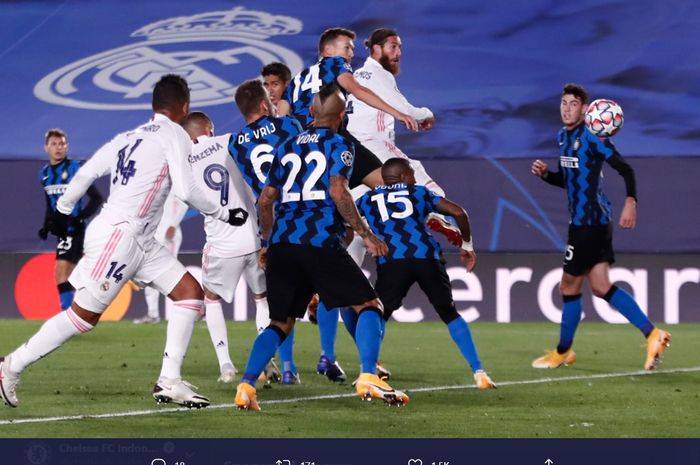 Bek tengah Real Madrid, Sergio Ramos, mencetak gol melalui sundulan ke gawang Inter Milan pada laga pekan ketiga Grup B Liga  Champions 2020-2021.