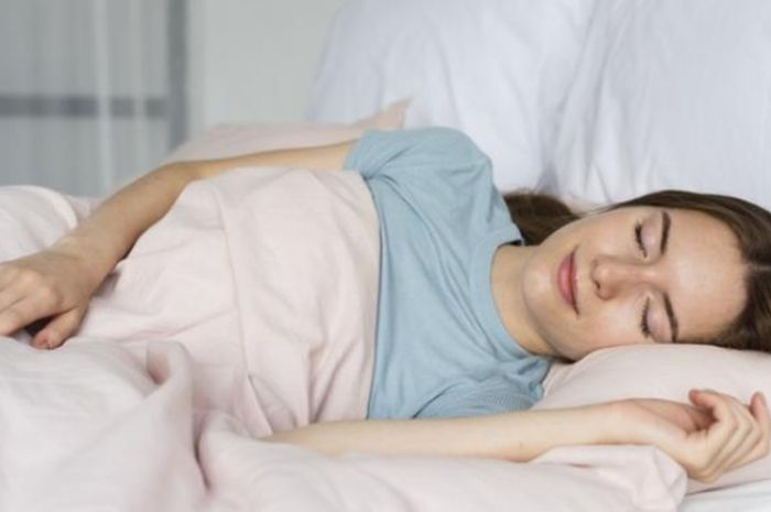 7-manfaat-tidur-menghadap-ke-kiri-selain-meningkatkan-kesehatan-otak-grid-health