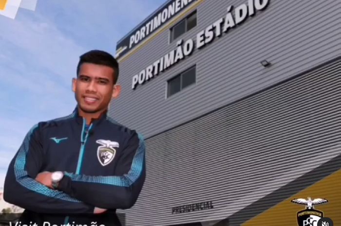 Bintang Timnas Malaysia Safawi Rasid berpose di depan markas Portimonense, Estadio Municipal de Portimao. 