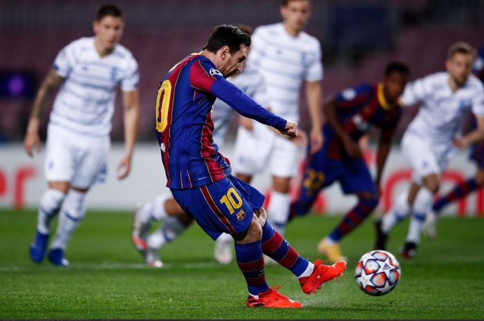 Gol Lionel Messi dari titik penalti memberi Barcelona keunggulan 1-0 atas Dynamo Kei pada menit ke-5 leg ketiga Liga Champions 2020-2021.