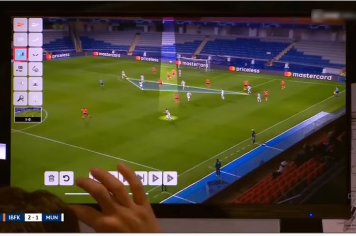 Cara bertahan Manchester United pada gol pertama Istanbul Basaksehir dibahas Paul Scholes dan Owen Hargreaves di BT Sport.