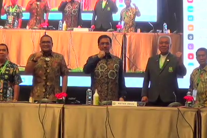 Ketua umum terpilih musyawarah nasional PBSI ke-23, Agung Firman Sampurna (tengah) usai konferensi pers via Zoom, Jumat (6/11/2020)