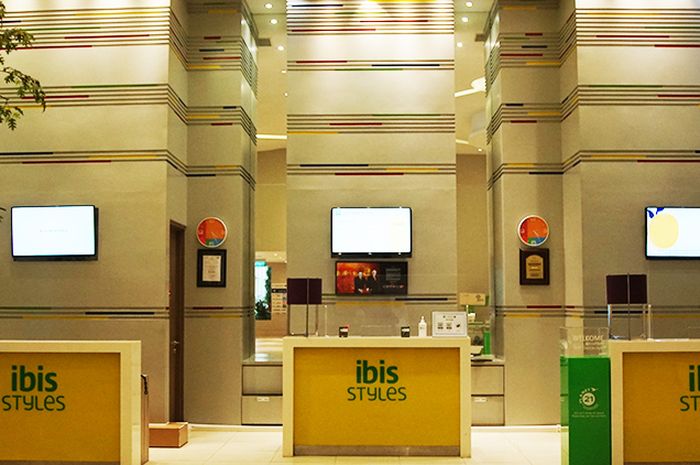 The three-star ibis Styles Mangga Dua Square boosts pop art design.