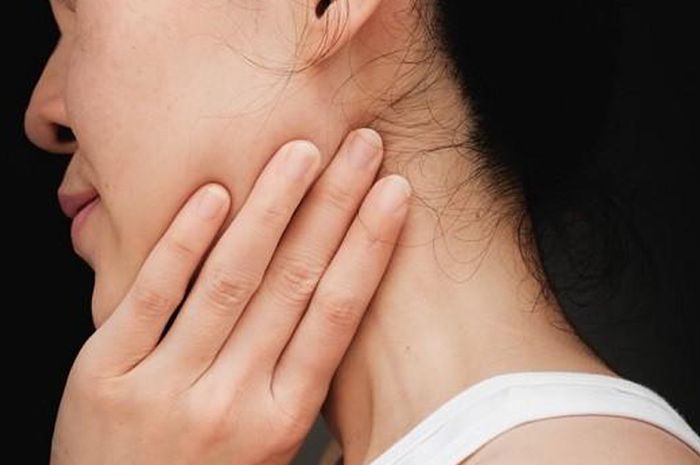 sakit kepala bagian belakang bawah telinga 10