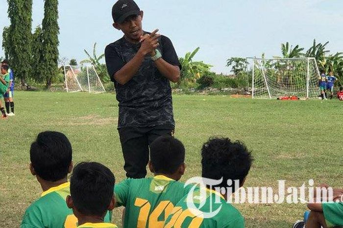 Pemain Persebaya Surabaya, Rendi Irwan mengisi waktu luang saat kompetisi Liga 1 2020 mandek dengan menjadi pelatih kepala SSB Kelud Putra, Jumat (6/11/2020). 