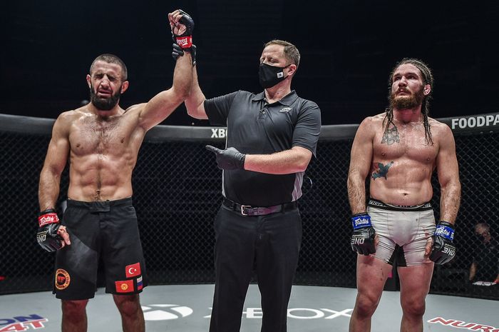 Kiamrian Abbasov, sukses mempertahankan sabuk juara kelas welter di ONE Championship: Inside The Matrix 2.