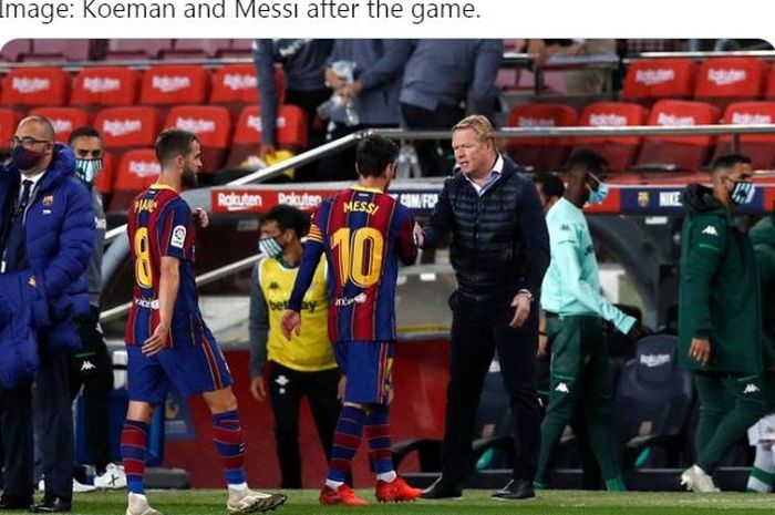 Kapten Barcelona, Lionel Messi, bersalaman dengan pelatih Ronald Koeman seusai laga Liga Spanyol kontra Real Betis di Stadion Camp Nou, Sabtu (7/11/2020).