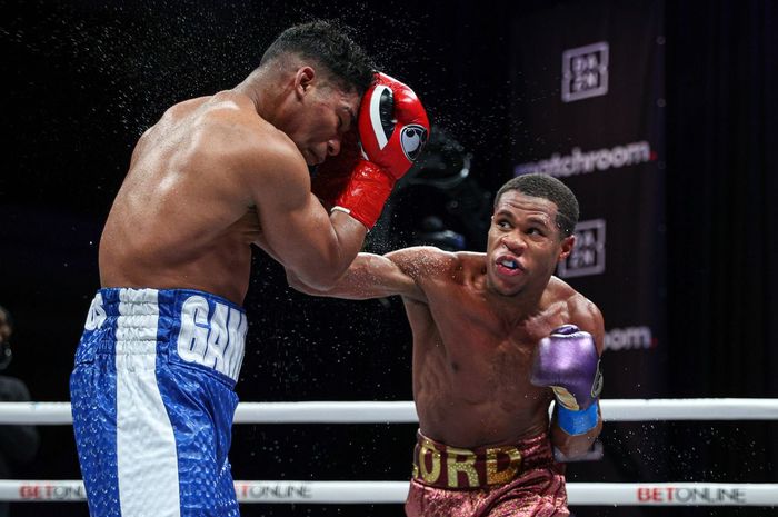 Devin Haney (kanan),  hanya menang angka atas  Yuriorkis Gamboa.