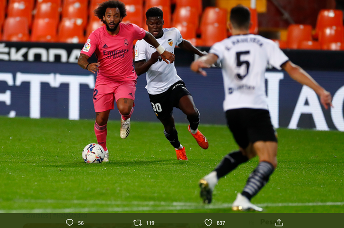 Pemain Real Madrid, Marcelo, berduel dengan para pemain Valencia di Liga Spanyol