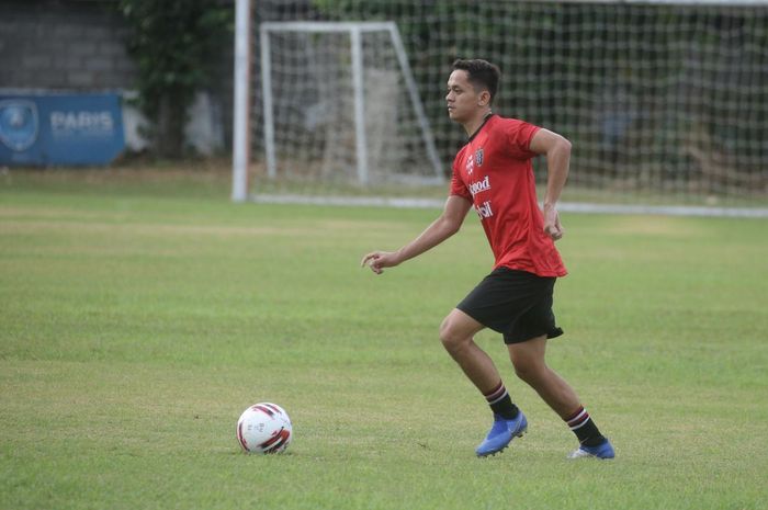 pemain muda Bali United, Arapenta Lingka Poerba tengah menjalani latihan