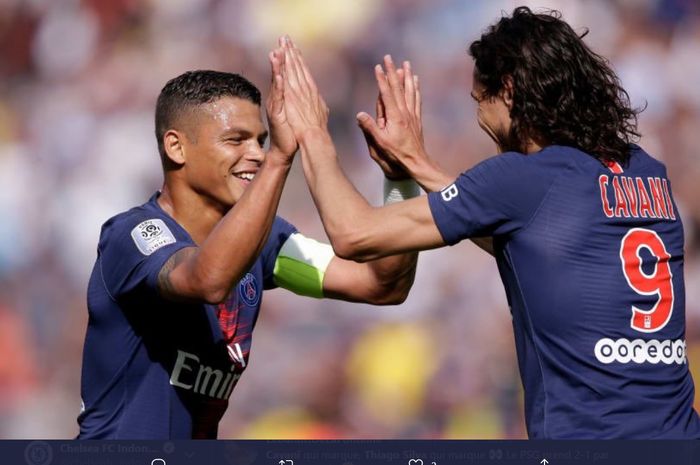 Momen kebersamaan antara Thiago Silva dan Edinson Cavani sewaktu masih sama-sama membela Paris Saint-Germain (PSG).