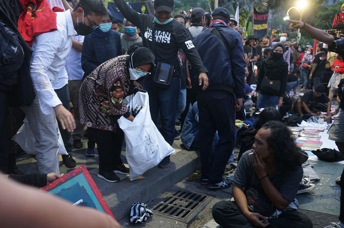 Empati pada Tukang Sapu, Risma Pungut Sampah di Tengah ...