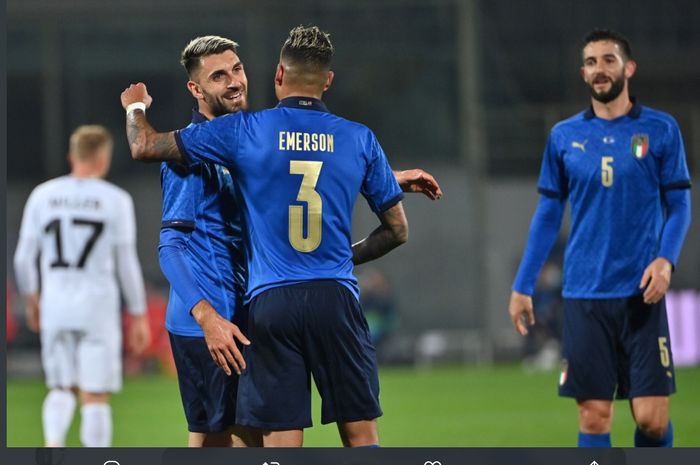 Pemain Italia merayakan gol dalam laga uji coba melawan Estonia, Rabu (11/11/2020) di Florence.