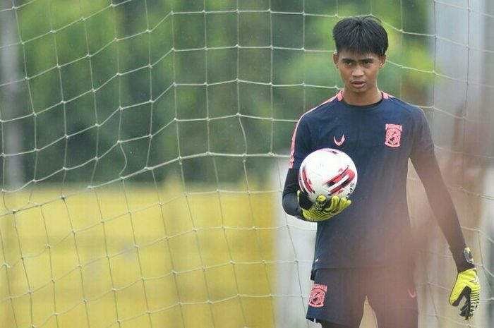 Kiper muda Borneo FC, Pualam Bahari, saat menjalani latihan bersama tim.