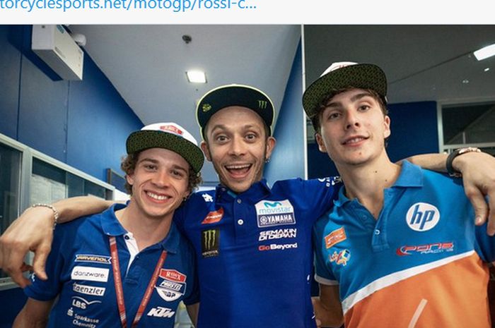 Valentino Rossi (tengah) bersama dua pembalap akademinya, Marco Bezzecchi (kiri) dan Lorenzo Baldassarri, pada 2018.