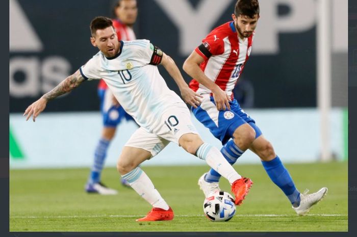 Kapten timnas Argentina, Lionel Messi (kiri), berebut bola dalam duel kualifikasi Piala Dunia 2022 kontra Paraguay, 12 November 2020.