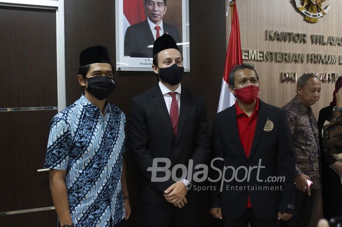 Legenda Persija sekaligus Manajer Macan Kemayoran, Bambang Pamungkas, turut hadir dalam prosesi sumpah atau janji setia Marc Klok kepada NKRI, 12 November 2020