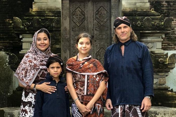 Ayu Azhari dan keluarganya 