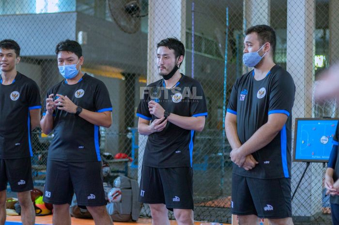Pelatih timnas futsal Indonesia, Kensuke Takahashi (tengah) sedang memantau para pemainnya yang tengah melangsungkan training camp.