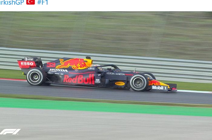 Pembalap Red Bull Racing, Max Verstappen, menjadi pemilik waktu lap tercepat pada sesi latihan bebas pertama seri Formula 1 GP Turki di Intercity Istanbul Park, Turki, 13 November 2020.