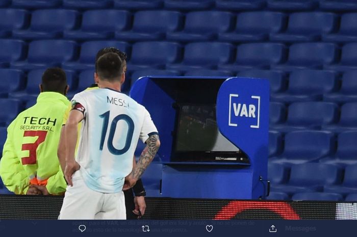Lionel Messi mengintip tayangan di VAR dalam duel kualifikasi Piala Dunia 2022 antara timnas Argentina vs Paraguay.