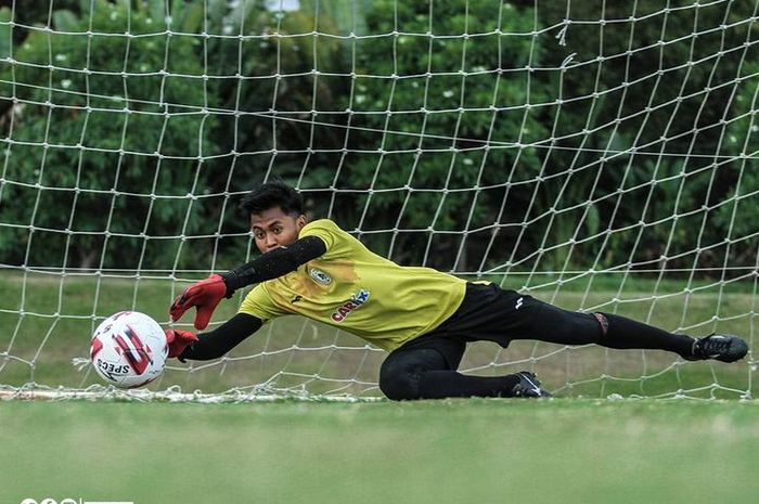 Kiper muda PSS Sleman, Dimas Fani Firmansyah saat menjalani latihan