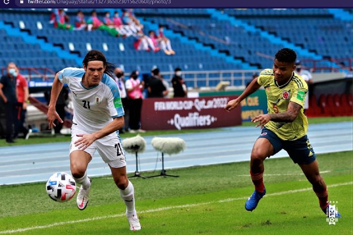 Pemain timnas Uruguay, Edinson Cavani (kiri) dan pemain timnas Kolombia, Wilmar Barrios, dalam laga Kualifikasi Piala Dunia 2022 zona Conmebol, Jumat (13/11/2020) atau Sabtu pukul 03.30 WIB. 