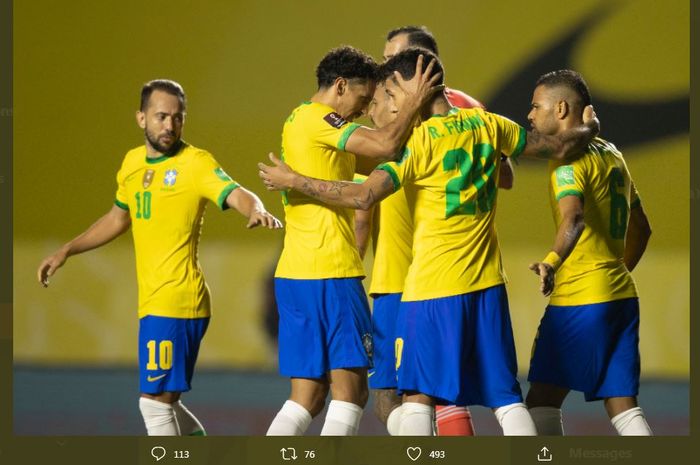 Para pemain timnas Brasil merayakan gol Roberto Firmino ke gawang timnas Venezuela dalam laga kualifikasi Piala Dunia 2022 di Morumbi, Sao Paulo, 13 November 2020.