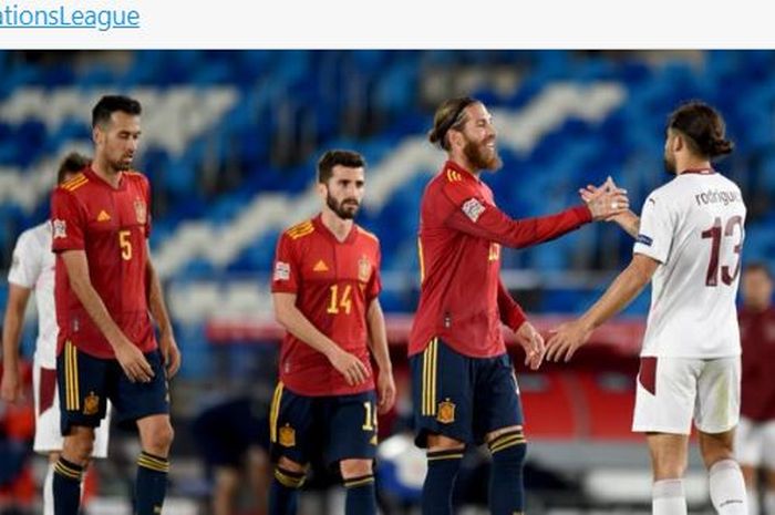 Bek timnas Spanyol, Sergio Ramos, bersalaman dengan bek timnas Swiss, Ricardo Rodriguez.