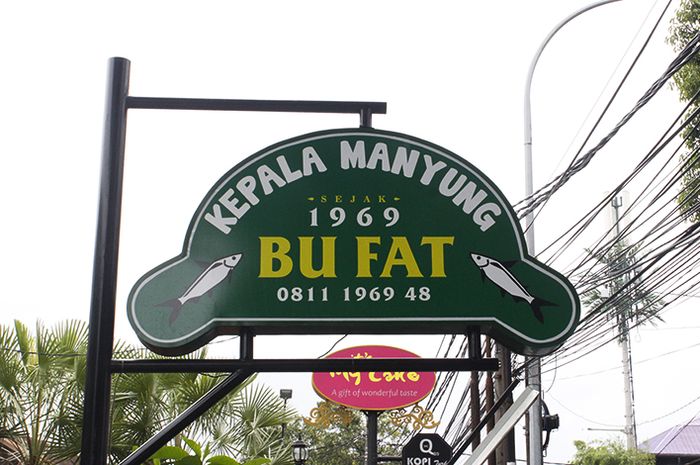 Kepala Manyung Bu Fat started as a humble diner in the owner's house in 1969. Fifty years later, it has expanded into four branches in Semarang and Jakarta.