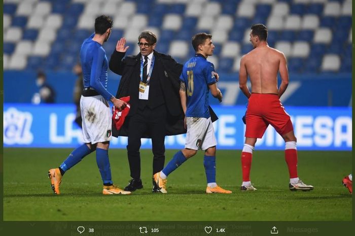Asisten pelatih Roberto Mancini di timnas Italia, Alberico Evani, menyelamati pasukannya setelah menekuk Polandia di partai UEFA Nations League, 15 November 2020.