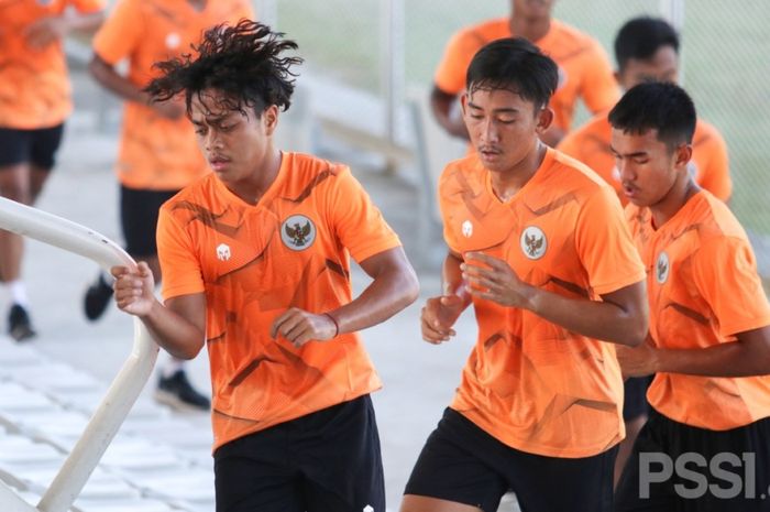 Para pemain timnas U-19 Indonesia tengah menjalani latihan perdana dalam di Stadion Madya, Jakarta, Senin (16/11/2020).