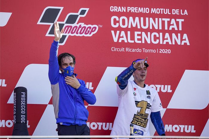 Manajer Tim Suzuki Ecstar, Davide Brivio (kiri), merayakan gelar juara dunia yang diraih pembalapnya, Joan Mir (kanan), setelah balapan MotoGP Valencia di Sirkuit Ricardo Tormo, Spanyol, 15 November 2020.
