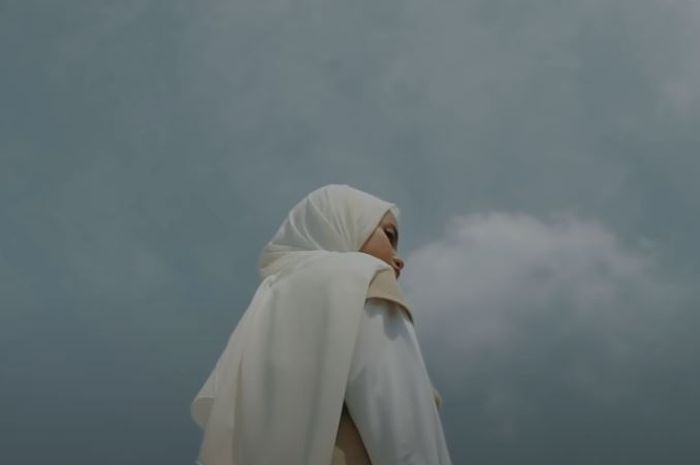 Lirik Lagu ‘Terlambat Sudah’ Milik Hanin Dhiya, Lengkap dengan Chord