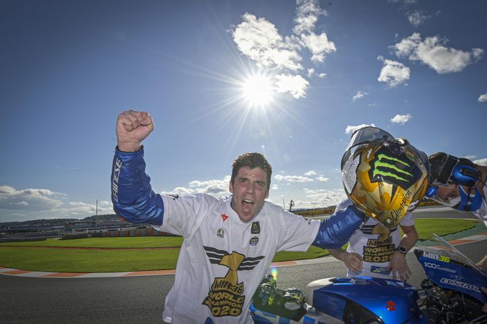 Pembalap Suzuki Ecstar, Joan Mir, berpose setelah memastikan gelar Juara Dunia MotoGP 2020 di Sirkuit Ricardo Tormo, Valencia, Minggu (15/11/2020).
