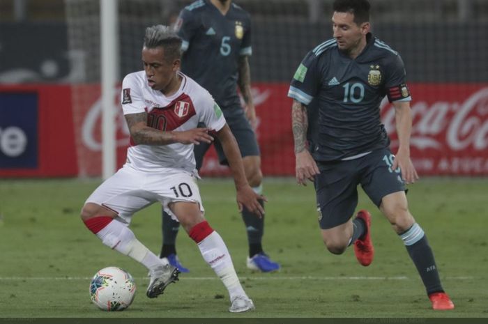 Timnas Argentina sukses menekuk timnas Peru dengan skor 2-0, meskipun sang megabintang, Lionel Messi, belum lepas dari kutukan.