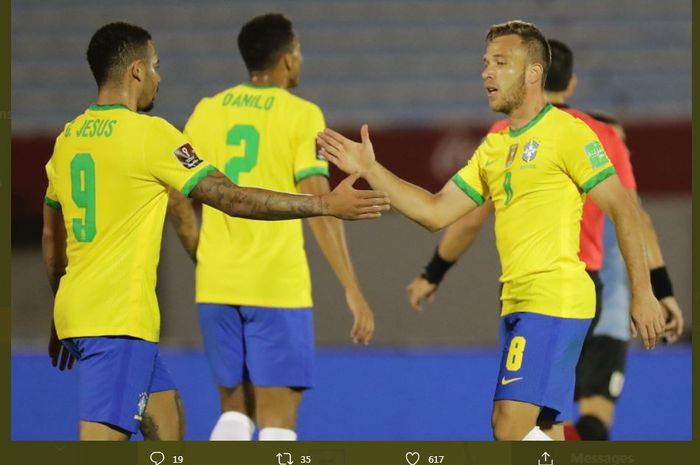 Arthur (kanan) merayakan golnya bersama Gabriel Jesus untuk timnas Brasil ke gawang Uruguay dalam partai kualifikasi Piala Dunia 2022.