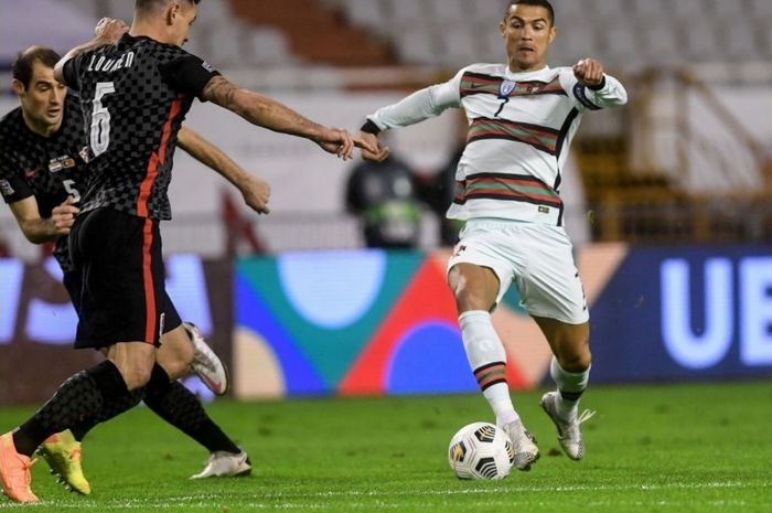 Aksi megabintang timnas Portugal, Cristiano Ronaldo, dalam duel melawan Kroasia pada Selasa (17/11/2020).