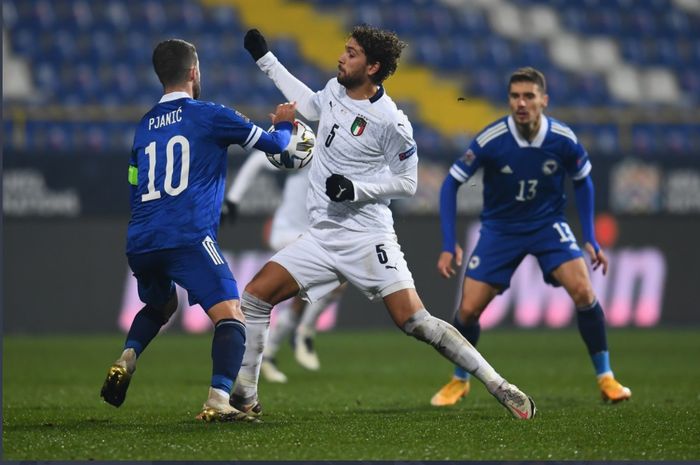 Manuel Locatelli (putih) dalam laga Bosnia-Herzegovina vs Italia di UEFA Nations League, Rabu (18/11/2020) di Sarajevo.
