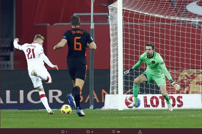 Pemain timnas Polandia, Kamil Jozwiak, menjebol gawnag timnas Belanda dalam pertandingan UEFA Nations League pada Rabu (18/11/2020).