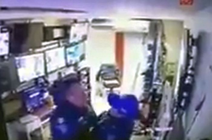 Mumpung Kantor Sepi, 2 Oknum Polisi Ini Hubungan Suami Istri di Jam Kerja, Terekam Kamera CCTV Hingga Videonya Bocor dan Viral ke Mana-mana