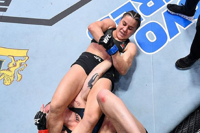 Petarung yang bakal mentas di UFC 255 Minggu (22/11/2020), Jennifer Maia tengah mengunci lawannya.